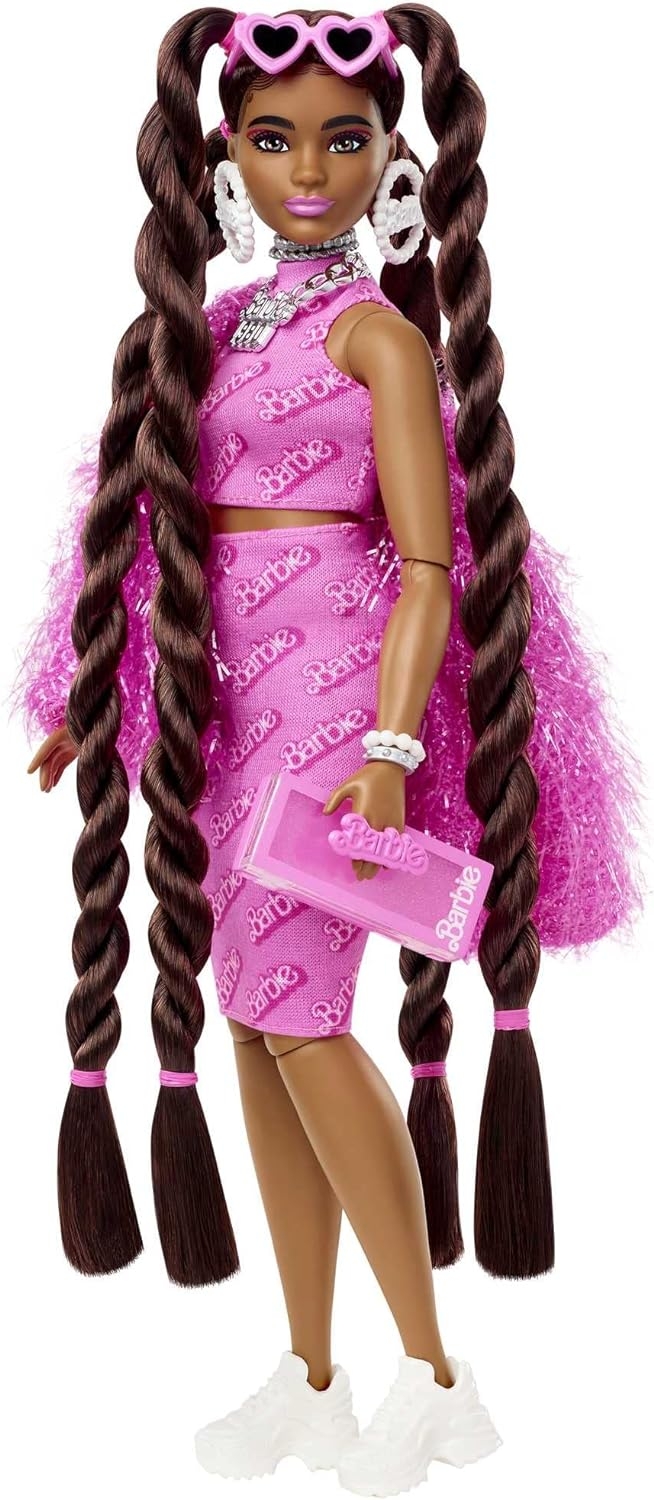 Barbie%20Extra%20Nostaljik%20Kıyafetli%20Bebek%20HHN06%20