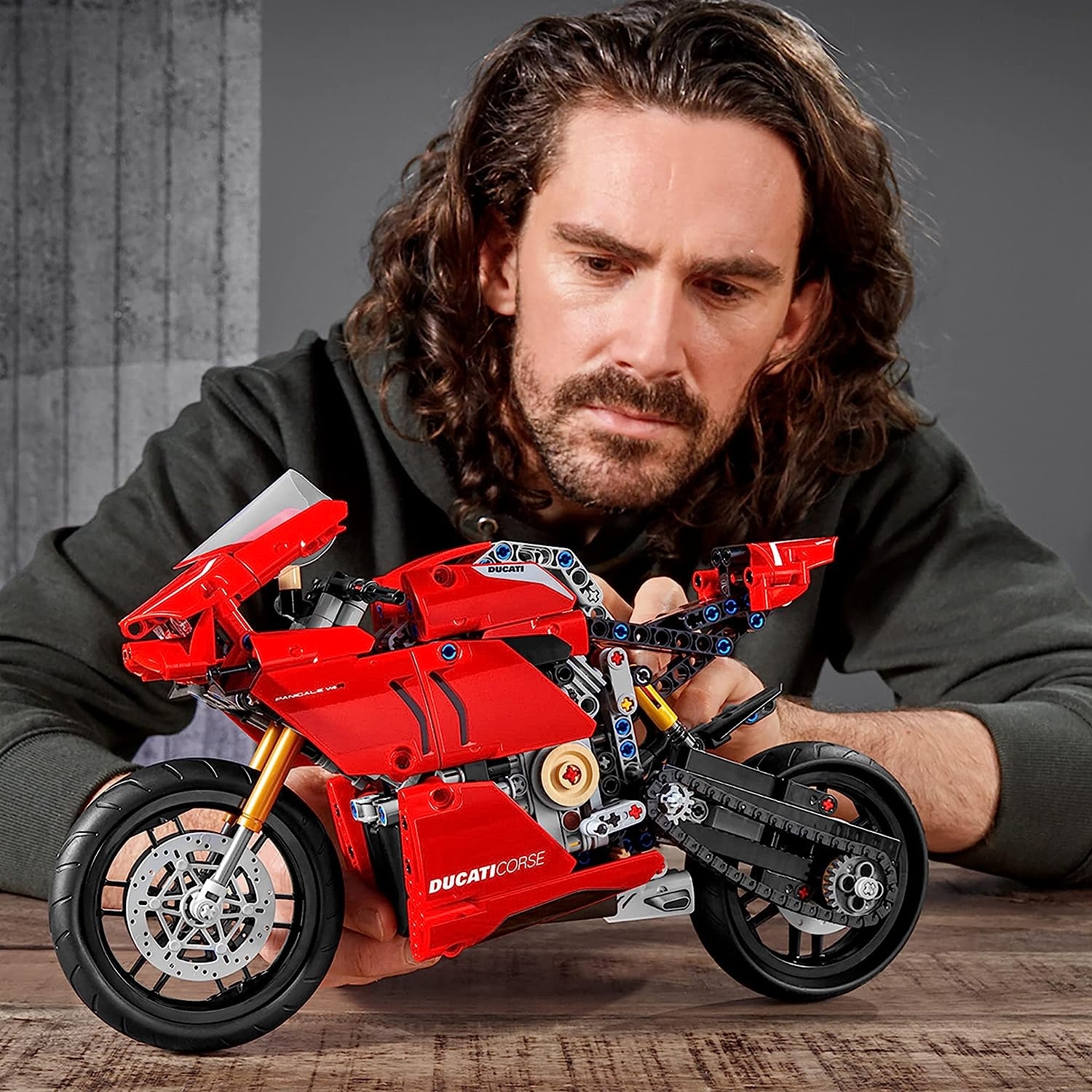 LEGO®%20Technic%20Ducati%20Panigale%20V4%20R%2042107